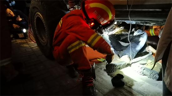 【平安消防】一人被吸入吉普车下 永定消防紧急救援