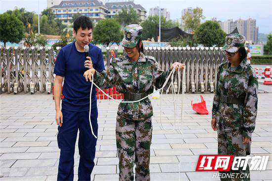 学生体验消防绳.jpg 学生体验消防绳.jpg