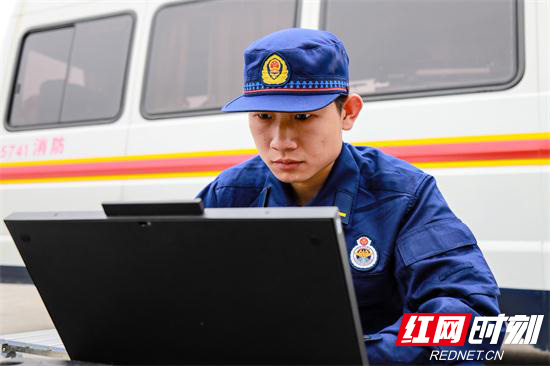 操作便携式卫星.jpg 操作便携式卫星.jpg