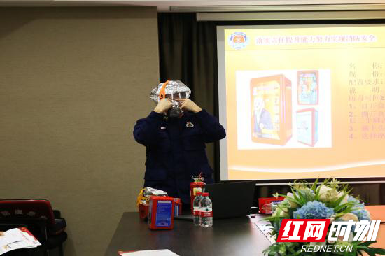 讲解消防器材.jpg 讲解消防器材.jpg