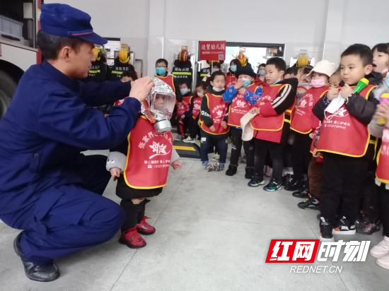 永定区应急消防科普基地迎来百名萌童学消防 (2).jpg 永定区应急消防科普基地迎来百名萌童学消防 (2).jpg
