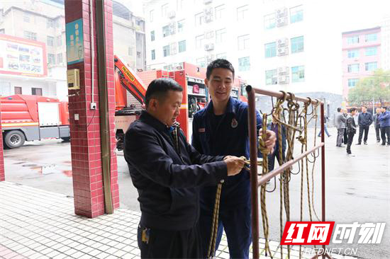 学习使用消防绳索.JPG 学习使用消防绳索.JPG