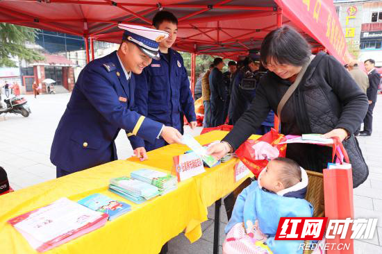 发放宣传资料 (1).jpg