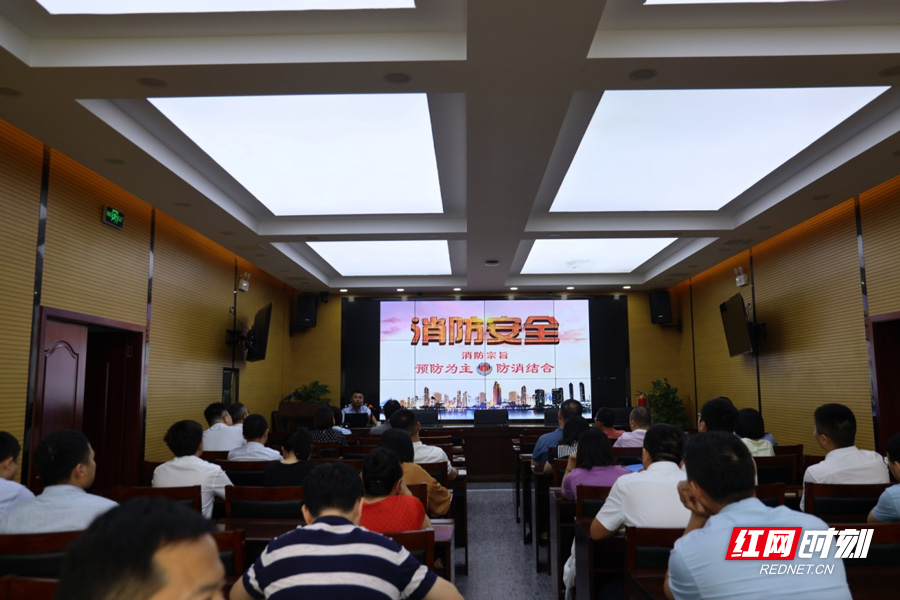 张家界：消防知识进机关 筑牢安全防火墙