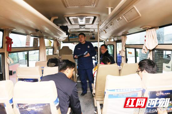 宣传人员给返乡旅客讲解消防知识.jpg 宣传人员给返乡旅客讲解消防知识.jpg