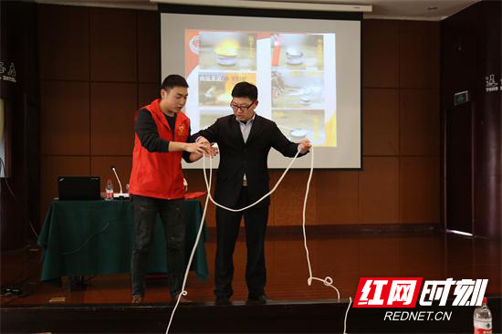 员工体验消防绳索使用.JPG 员工体验消防绳索使用.JPG