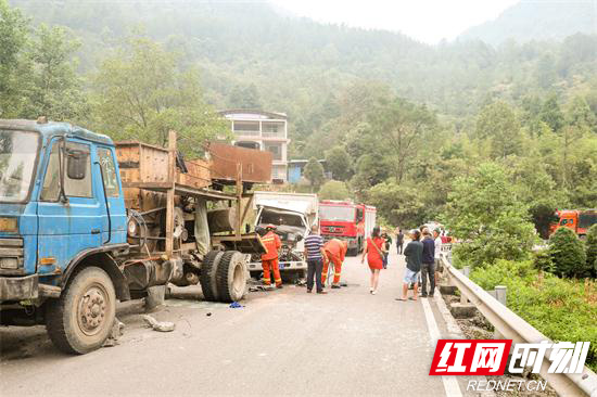 【平安消防】张家界：凌晨突发车祸3人被困 桑植消防紧急营救