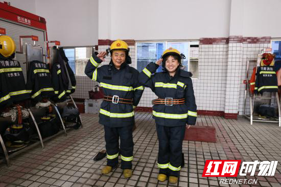 学员体验穿戴消防服.JPG 学员体验穿戴消防服.JPG
