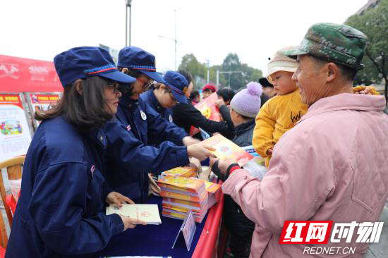 慈利小分队在人民广场发放宣传资料进行消防宣传.jpg 慈利小分队在人民广场发放宣传资料进行消防宣传.jpg