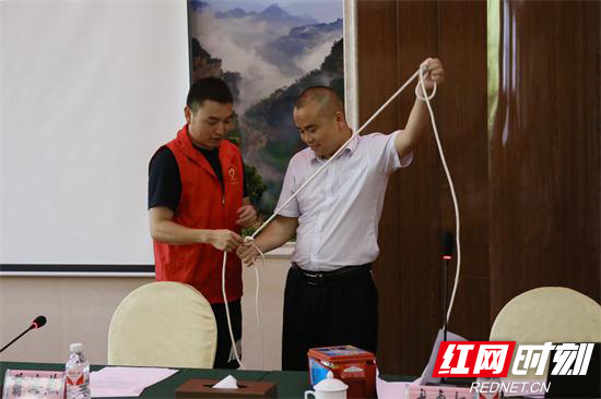 学员体验消防绳.jpg