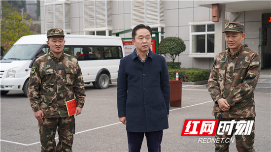 刘卫兵走访慰问武警官兵和消防指战员