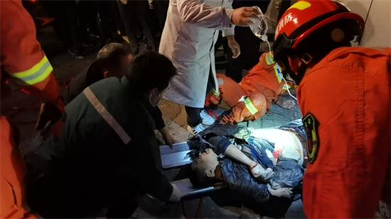 一人被吸入吉普车下 永定消防紧急救援 (3).jpg 一人被吸入吉普车下 永定消防紧急救援 (3).jpg