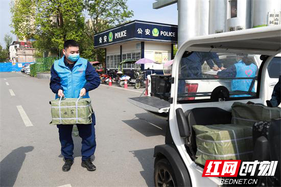 【平安消防】张家界消防6000套读本送上门助力学校开学复课