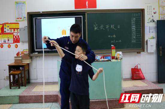 学生学习体验消防绳.jpg 学生学习体验消防绳.jpg