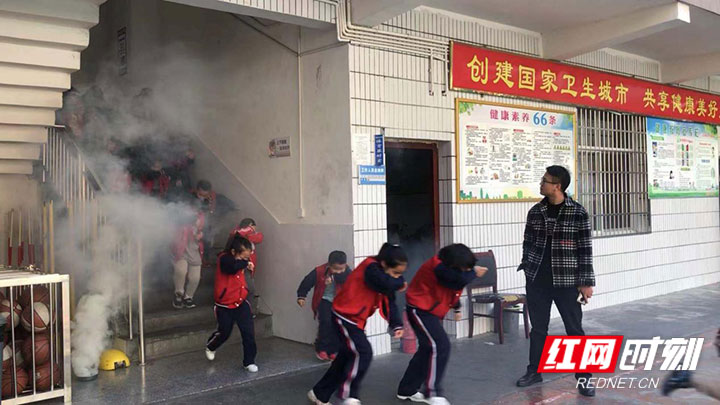 永定街道中心学校开展消防演练