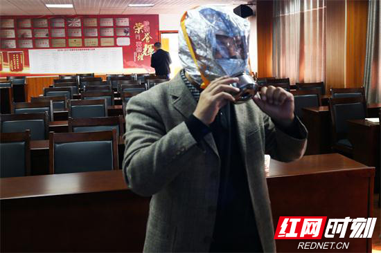 员工体验消防器材.jpg 员工体验消防器材.jpg