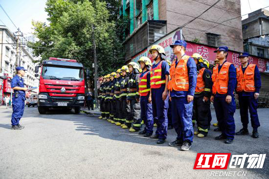 张家界消防深入商市场开展节前消防演练 (4).jpg 张家界消防深入商市场开展节前消防演练 (4).jpg