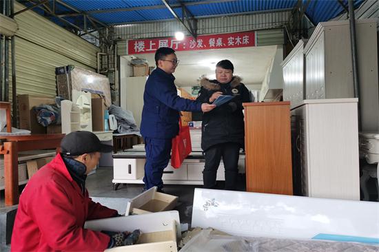 永定宣传小分队走进家具市场发放消防宣传资料.jpg 永定宣传小分队走进家具市场发放消防宣传资料.jpg