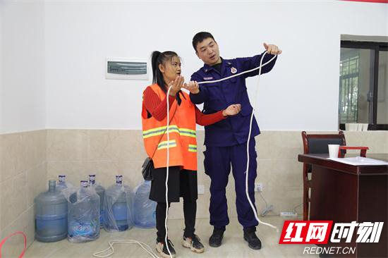 职工学习体验消防器材.jpg 职工学习体验消防器材.jpg