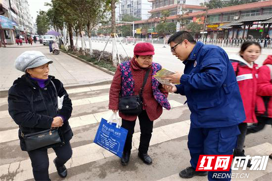 向过往群众发放消防宣传资料.jpg 向过往群众发放消防宣传资料.jpg