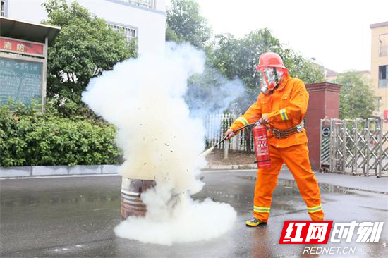 使用灭火器灭火.jpg 使用灭火器灭火.jpg