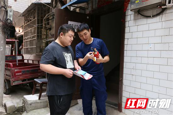 向群租房居民讲解灭火器使用方法.jpg 向群租房居民讲解灭火器使用方法.jpg