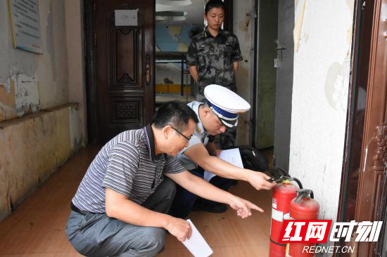 检查灭火器.jpg 检查灭火器.jpg