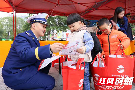 发放宣传资料 (2).jpg
