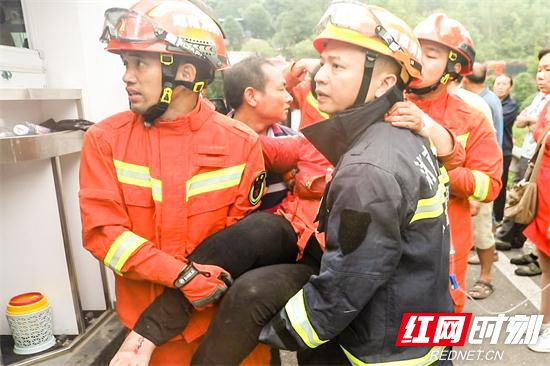 成功救出被困人员.jpg 成功救出被困人员.jpg