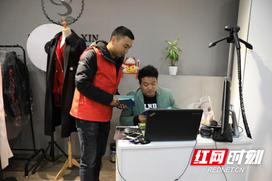 向商户发放并讲解消防安全知识手册.JPG 向商户发放并讲解消防安全知识手册.JPG
