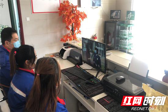 张家界消防组织观看直播课 助力复工复产消防安全 (2).jpg 张家界消防组织观看直播课 助力复工复产消防安全 (2).jpg