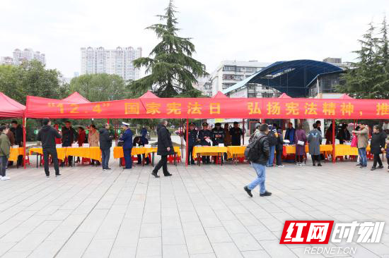 【平安消防】张家界消防助力宪法宣传日开展消防宣传活动
