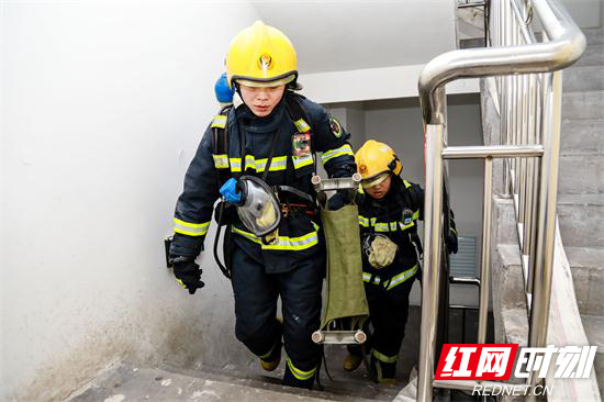 搜救小组搜救被困人员.jpg 搜救小组搜救被困人员.jpg