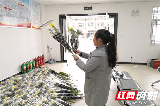 张家界市社区消防宣传大使一线展开清明宣传 (6).jpg