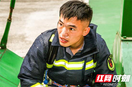 高温下的坚守:将汗水穿在身上的消防员 (7).jpg 高温下的坚守:将汗水穿在身上的消防员 (7).jpg