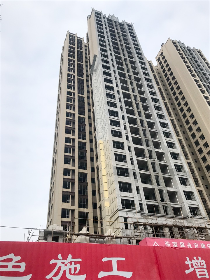 【平安消防】张家界2名工人被困60米高空吊篮 消防2小时成功营救