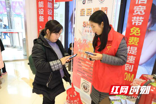 接受市民的消防咨询并赠送消防小礼品.JPG 接受市民的消防咨询并赠送消防小礼品.JPG