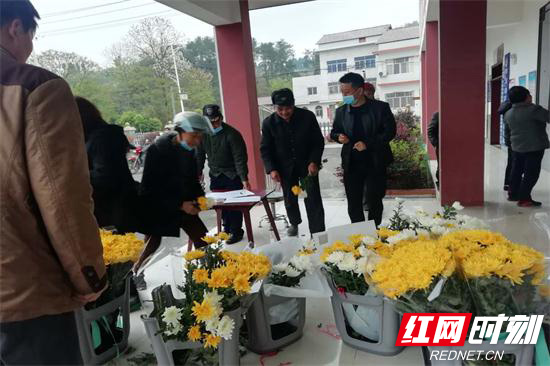 张家界市社区消防宣传大使一线展开清明宣传 (3).jpg