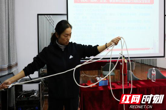员工学习体验消防绳使用.jpg 员工学习体验消防绳使用.jpg