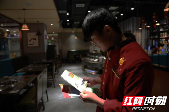 商场工作人员正认真阅读学习消防知识.jpg 商场工作人员正认真阅读学习消防知识.jpg