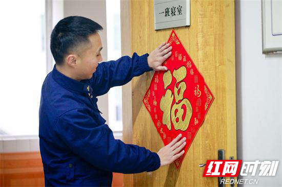 【平安消防】张家界：&ldquo;贴对联、挂灯笼、插彩旗&rdquo;消防站里年味浓