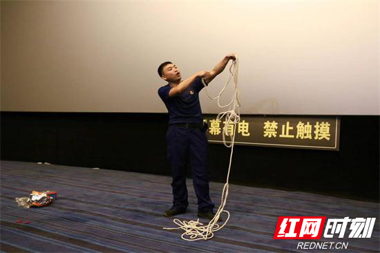 讲解消防绳.jpg 讲解消防绳.jpg