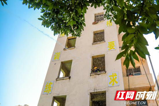 高温酷暑练精兵 张家界消防赴常德开展对抗比武 (3).jpg
