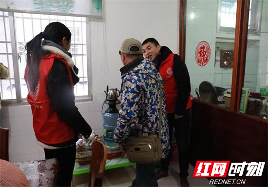 消防志愿者进社区排查家庭安全隐患.JPG 消防志愿者进社区排查家庭安全隐患.JPG