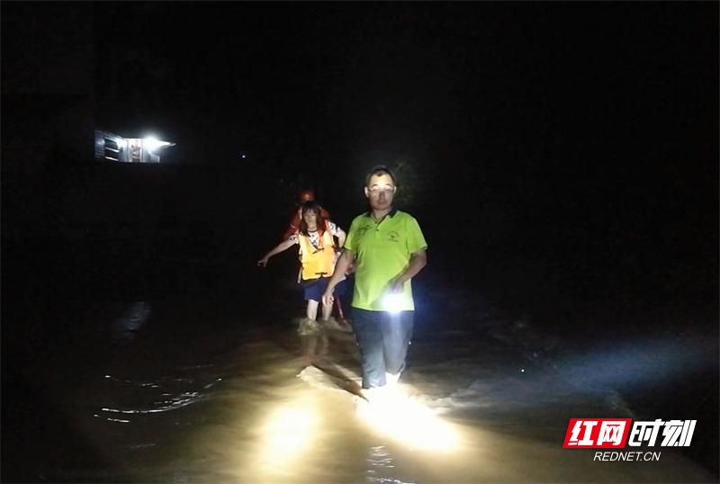 湖南张家界：4人被洪水围困家中 消防紧急疏散.jpg